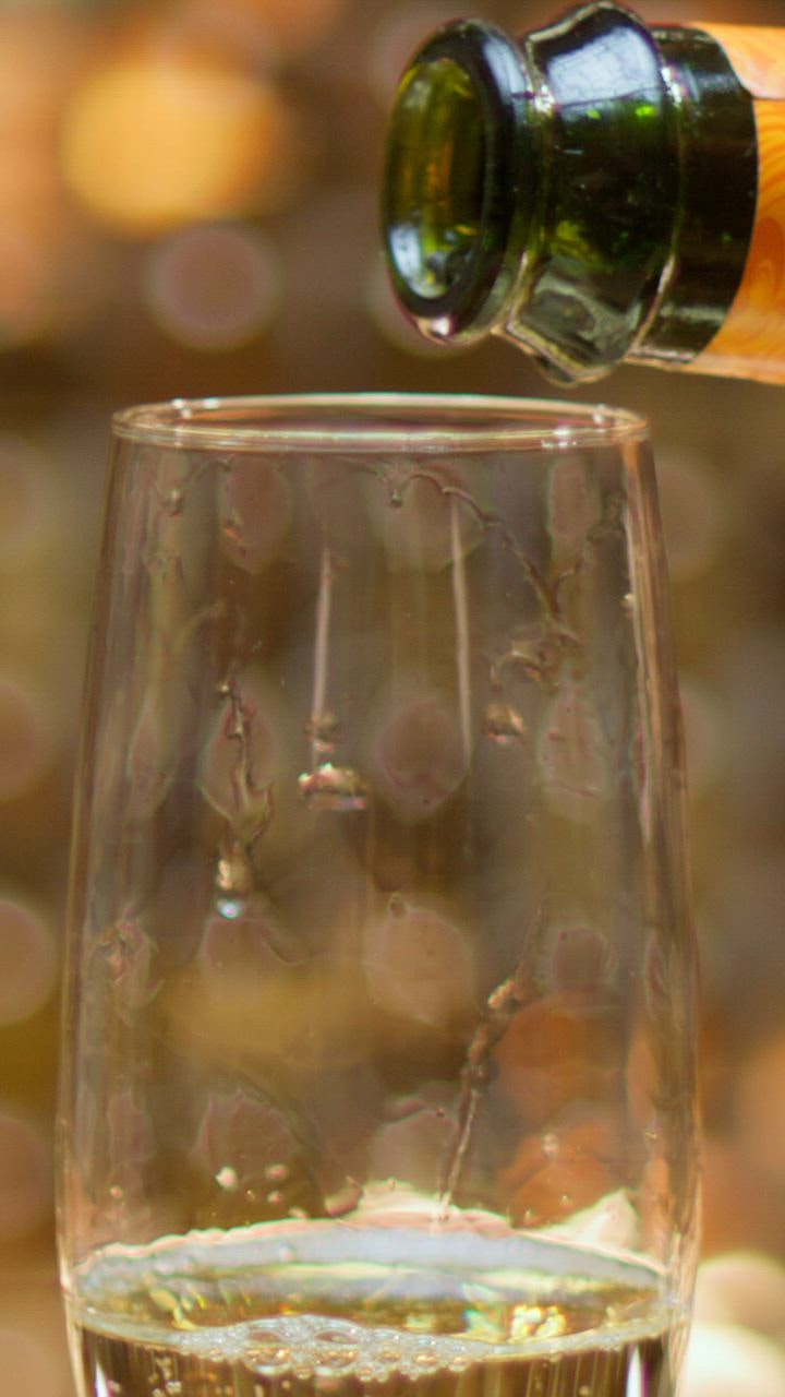 Botol sampanye perla 888slot apk han menuangkan sampanye di atas gelas bening kristal