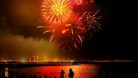 在中国的新年庆典上，不断燃放的烟花照亮了城市和湖泊