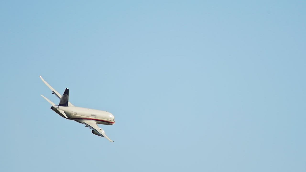 A passenger  888slot link alternatif plane flying in the clear sky