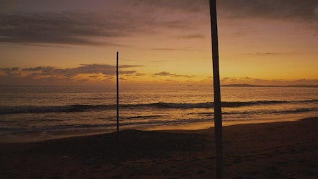 落日余晖的宁静海滩