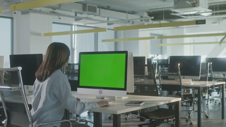 在带有绿色屏幕的笔记本电脑上做广告