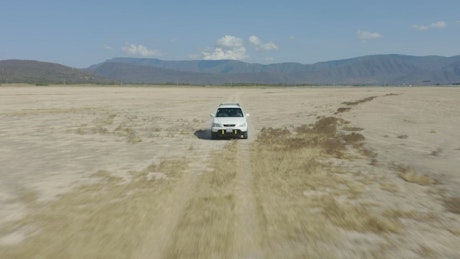 一辆卡车穿越沙漠的鸟瞰图