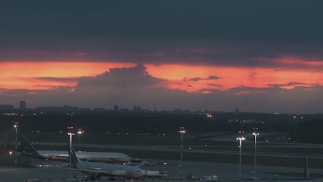 日出时从机场起飞的飞机