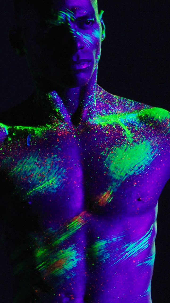 Artistic dance of a man smeared with phosphore LIVEDRAW scent paint