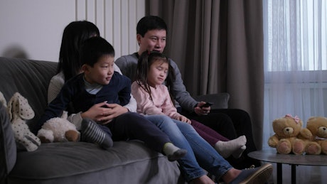 亚洲家庭享受电视节目