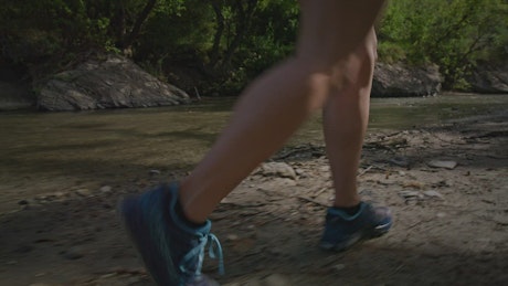 运动型女子和男子在树林中奔跑