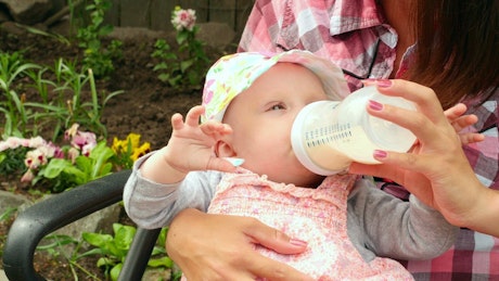 女婴喝奶瓶里的牛奶
