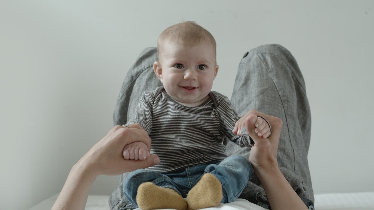 Bayi di pe 888slot link alternatif rut ibunya bermain dan tersenyum