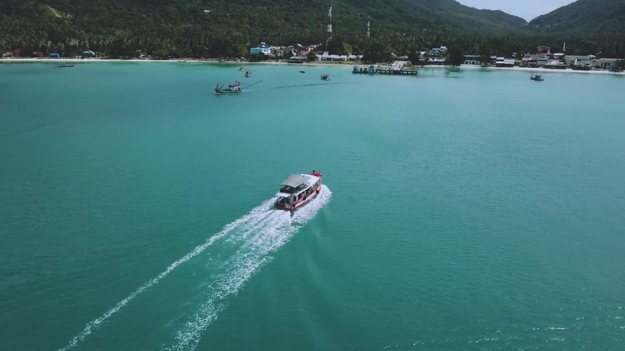 ⁣Beautiful coast with motorboats and a pier s 888 login een from the air