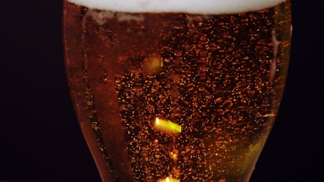 啤酒在玻璃杯里冒泡