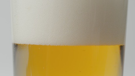 啤酒在玻璃杯中沉淀