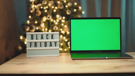 笔记本电脑旁的黑色星期五标志准备购物