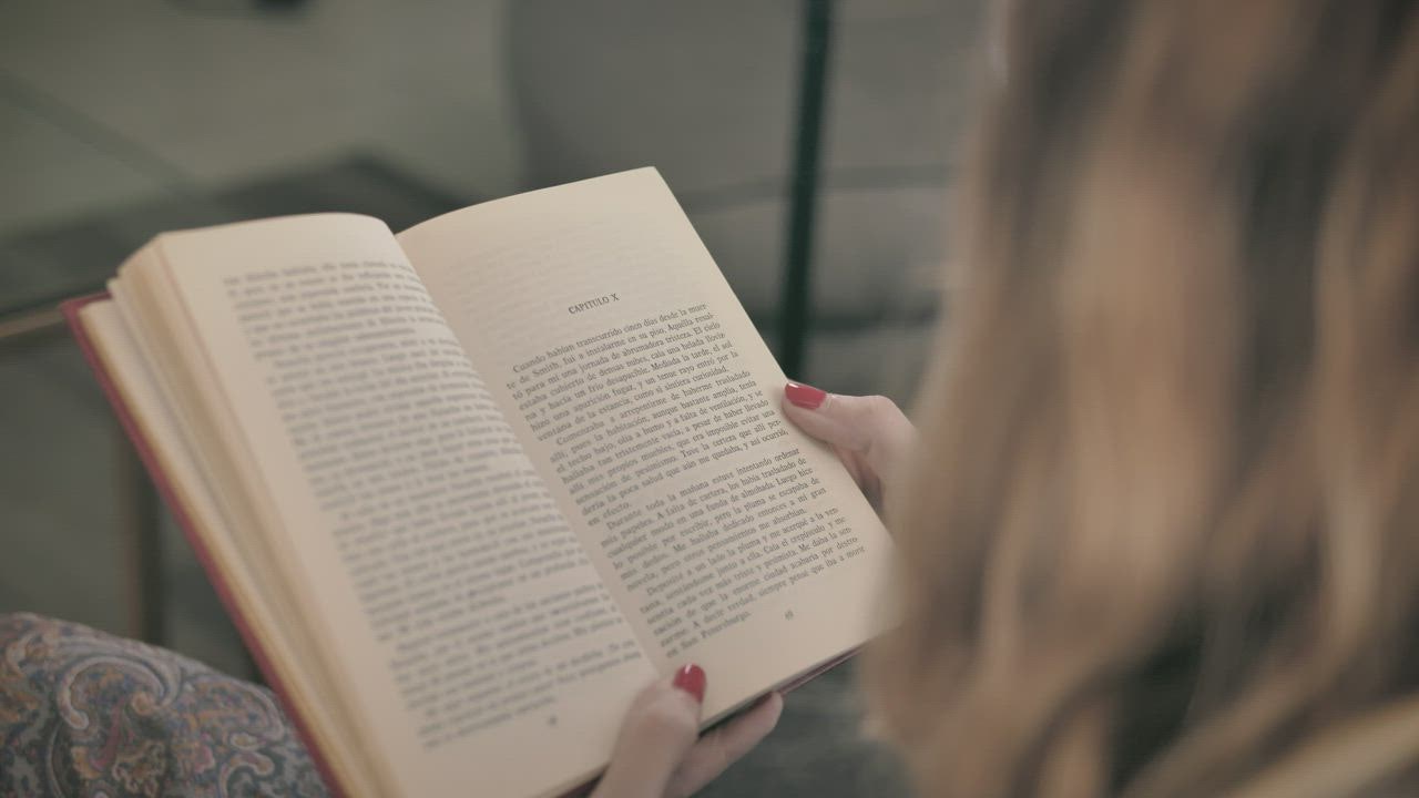 Wanita pirang membaca 888slot buku