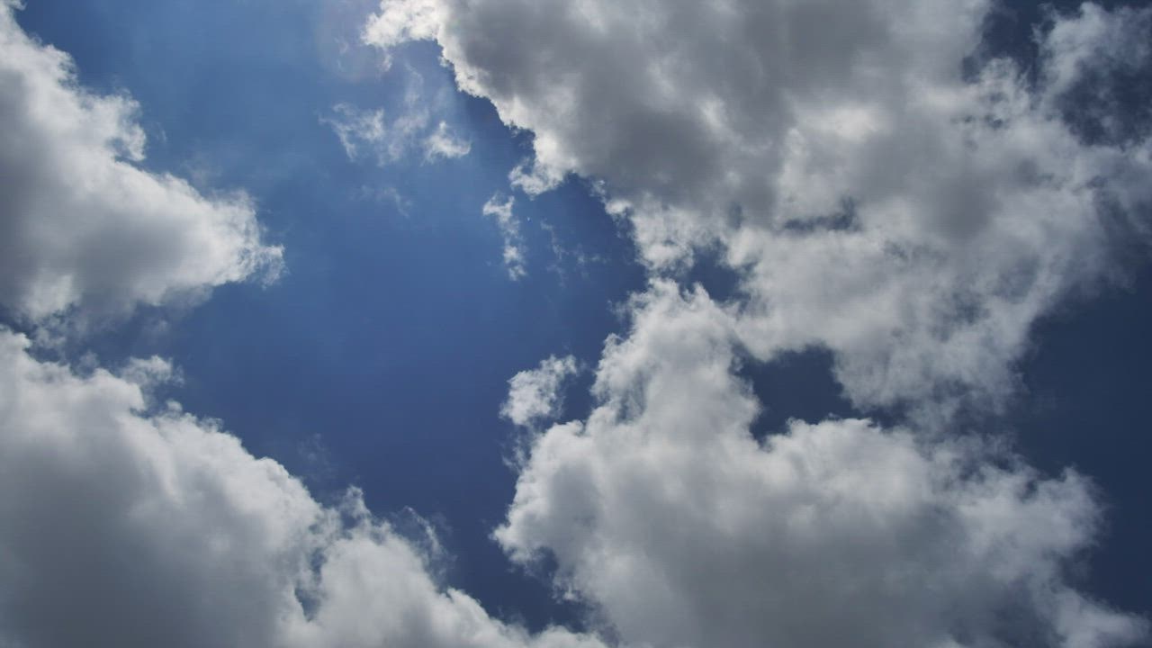 Latar belakan 888slot g langit biru saat awan -awan menerbangkan angin