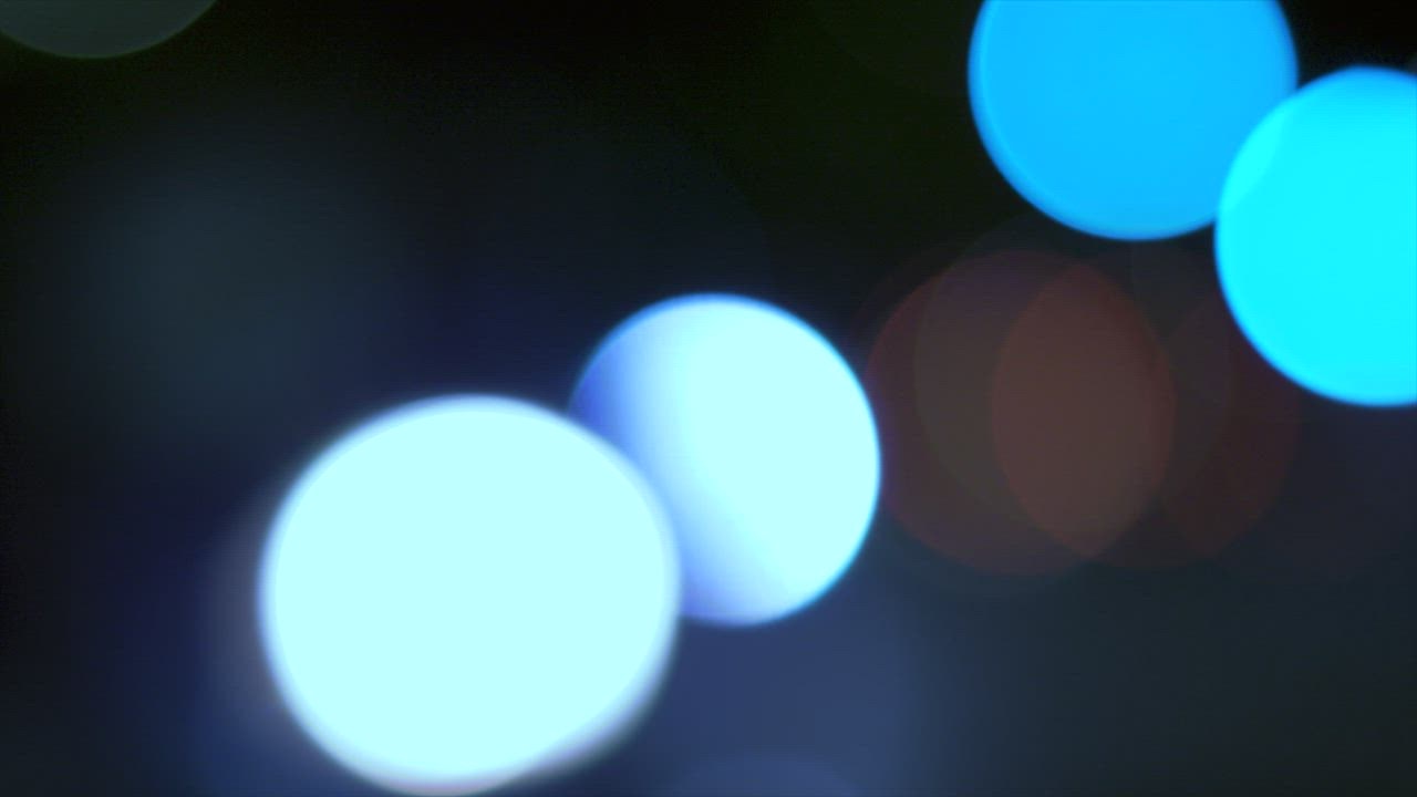 Bl 888slot apk menampilkan lampu mobil abstrak di malam hari dengan efek bokeh