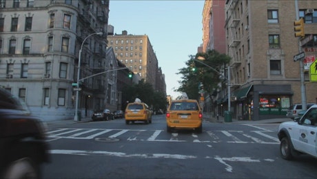 出租车在纽约的一条街上行驶