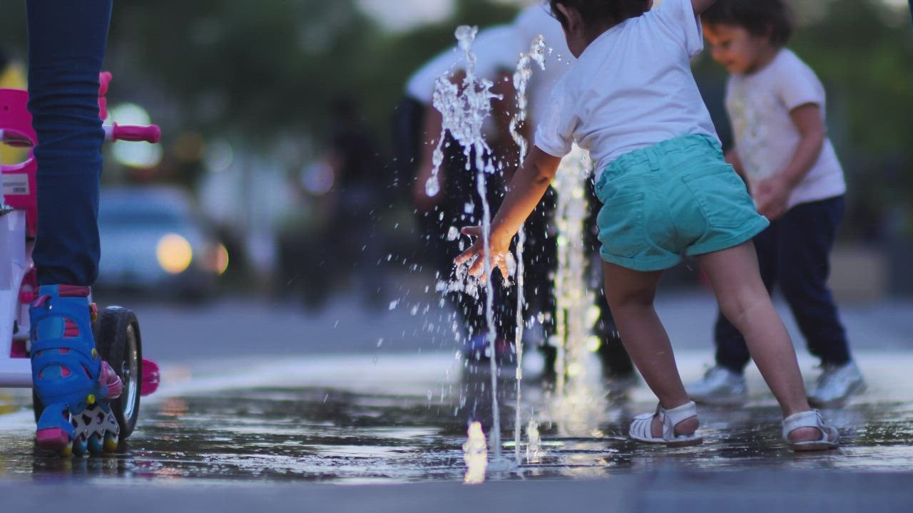 Anak -anak bermain deng 888slot link alternatif an air mancur menari