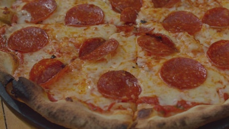 意大利辣香肠披萨的特写镜头