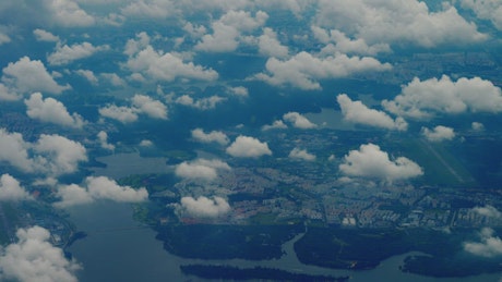 多云的天空和飞机上的城市景观
