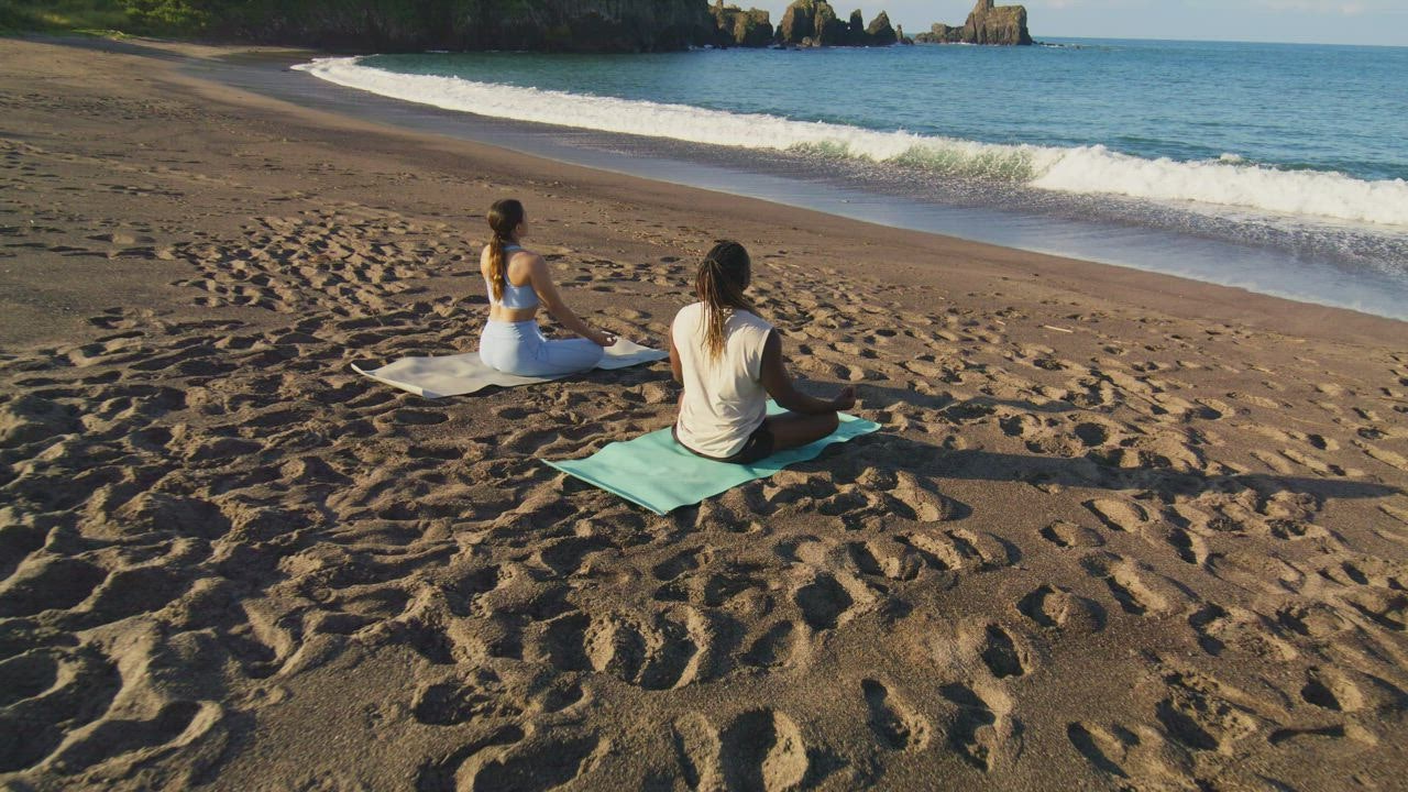 Meditasi pasangan LIVEDRAW di pantai yang damai
