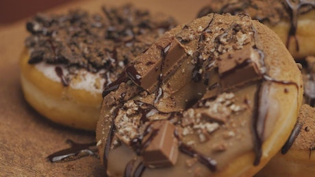 Demonstration video of donuts with a lot of chocolate.
