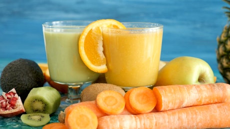 水果和蔬菜环绕的排毒减肥奶昔