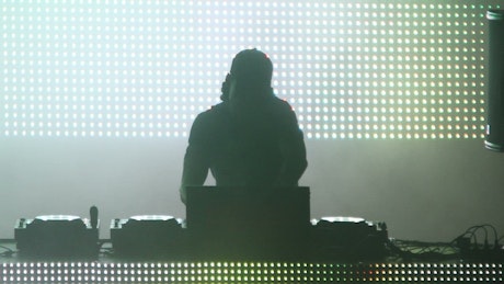 DJ在LED屏幕的舞台上表演