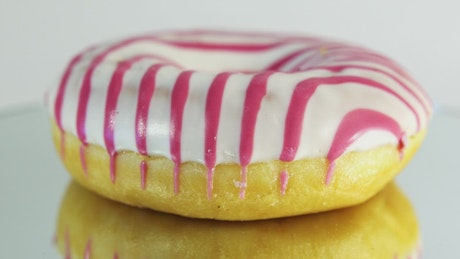 草莓糖霜甜甜圈