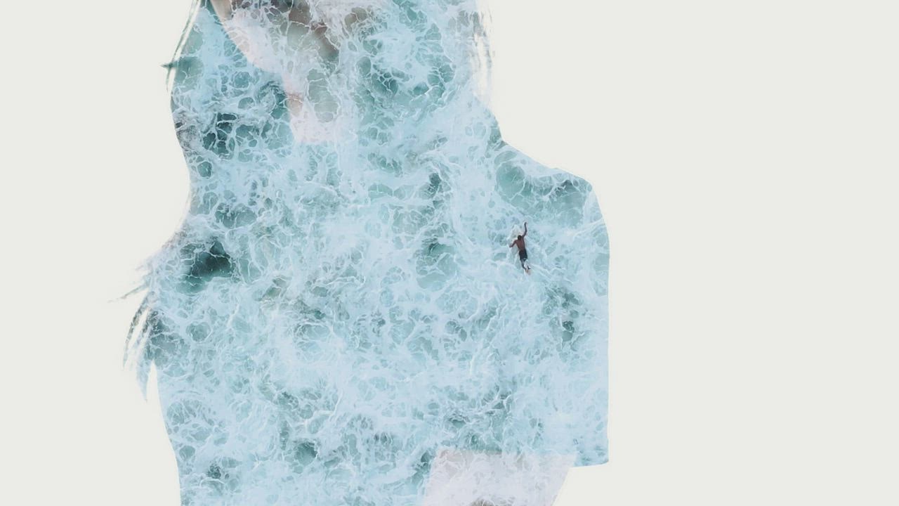 ⁣Double  LIVE DRAW exposure video of a woman and surfers