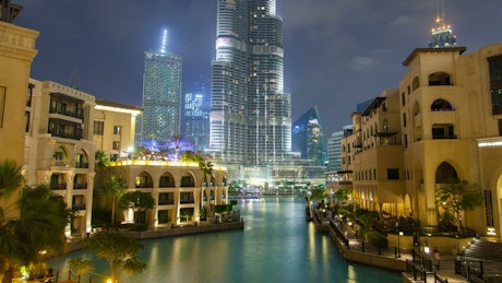 迪拜市中心的枫丹湖夜晚