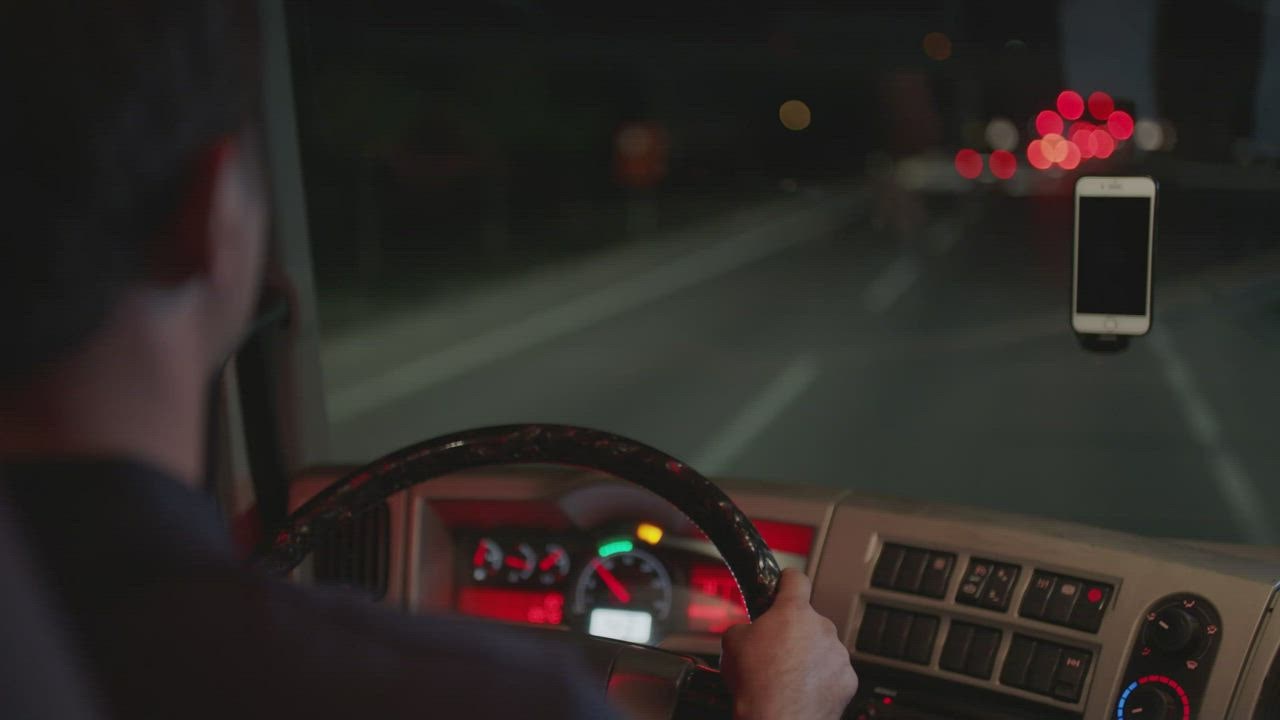 ⁣Driving a truck through t uang 888 he night