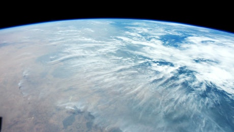 从太空看地球在下面旋转