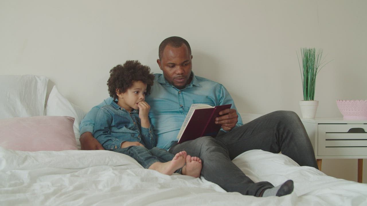 Ayah dan anak super wuhan d live draw membaca buku bersama