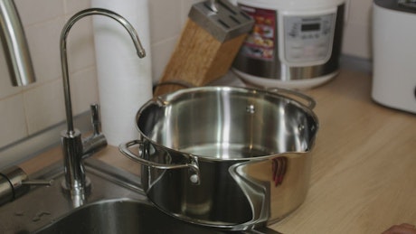 Filling a cooking pan with water