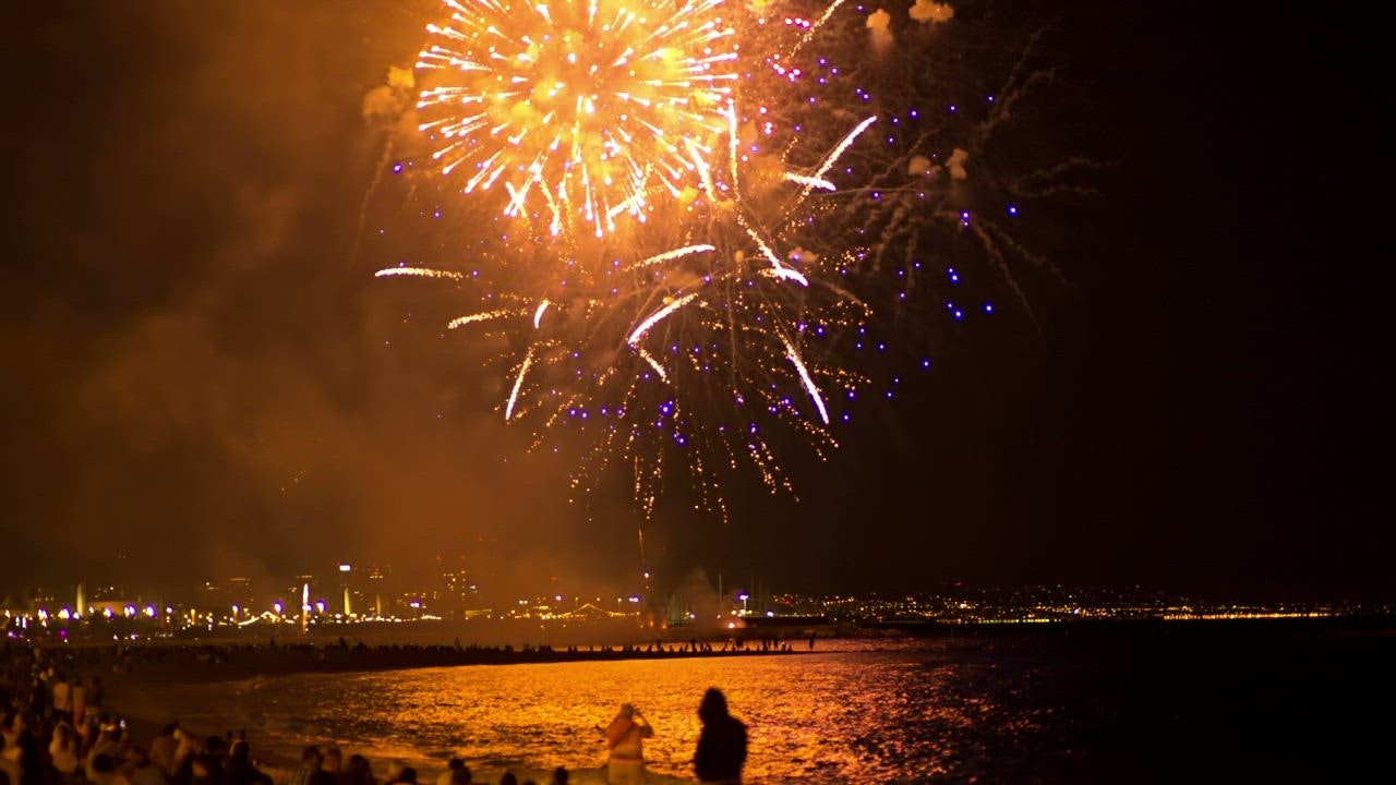 Fireworks illuminat LIVEDRAW ing the beach sky