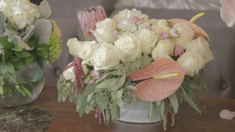 Flower arrangement with flowers and calla lilies.