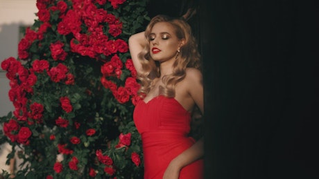 女孩穿着玫瑰色的红色连衣裙