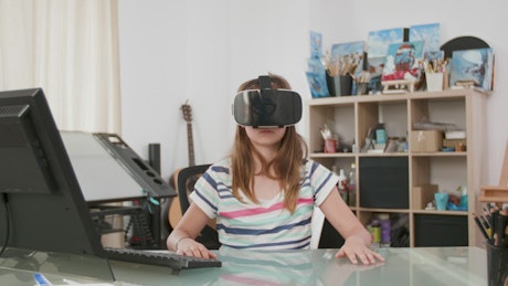 Girl uses VR to learn geography from home