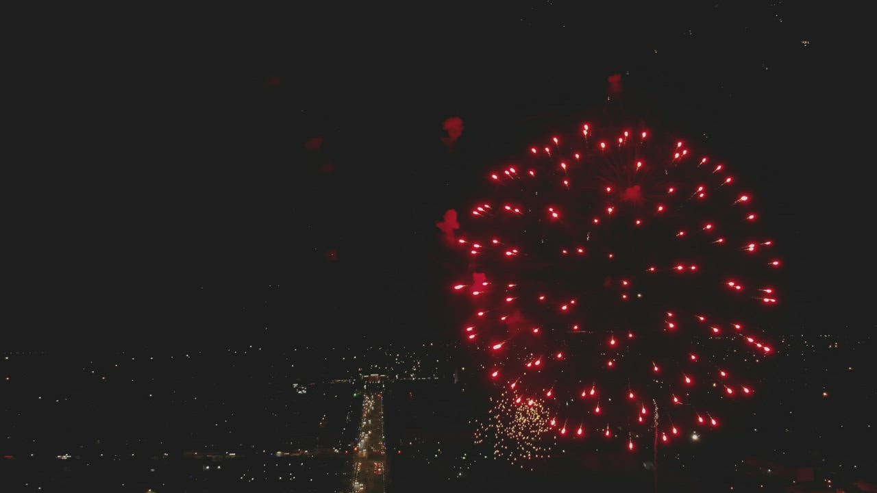 Great fireworks d LIVE DRAW isplay blasting high over a city below