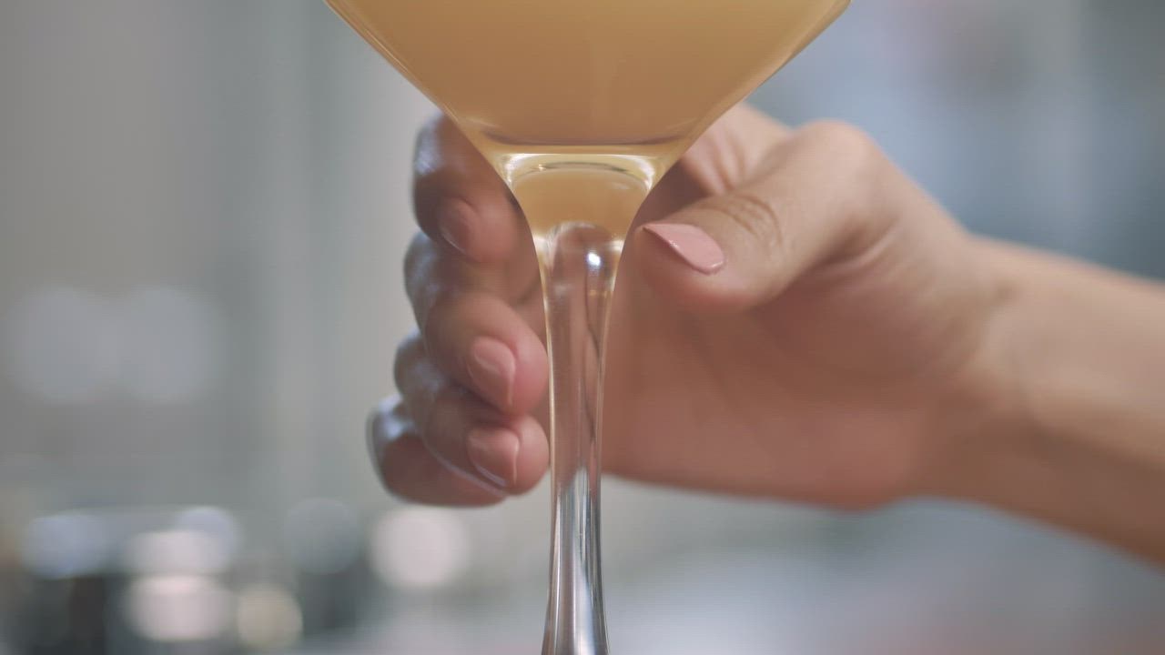 ⁣ LIVEDRAW Hand of a person taking a cocktail