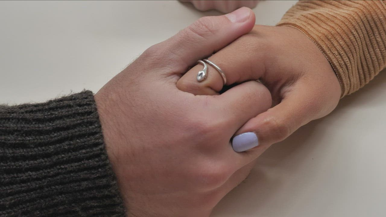 Tangan pasangan yang penuh kasih - video st judibolaslot ok gratis