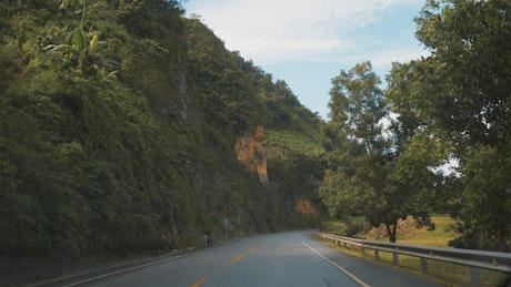 山脉中央的高速公路