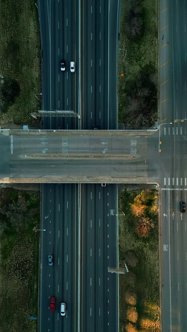 ⁣Highway with cars in an o live draw super wuhan verhead aerial view