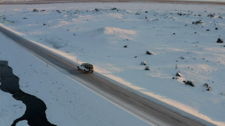 吉普车在被雪包围的路上行驶