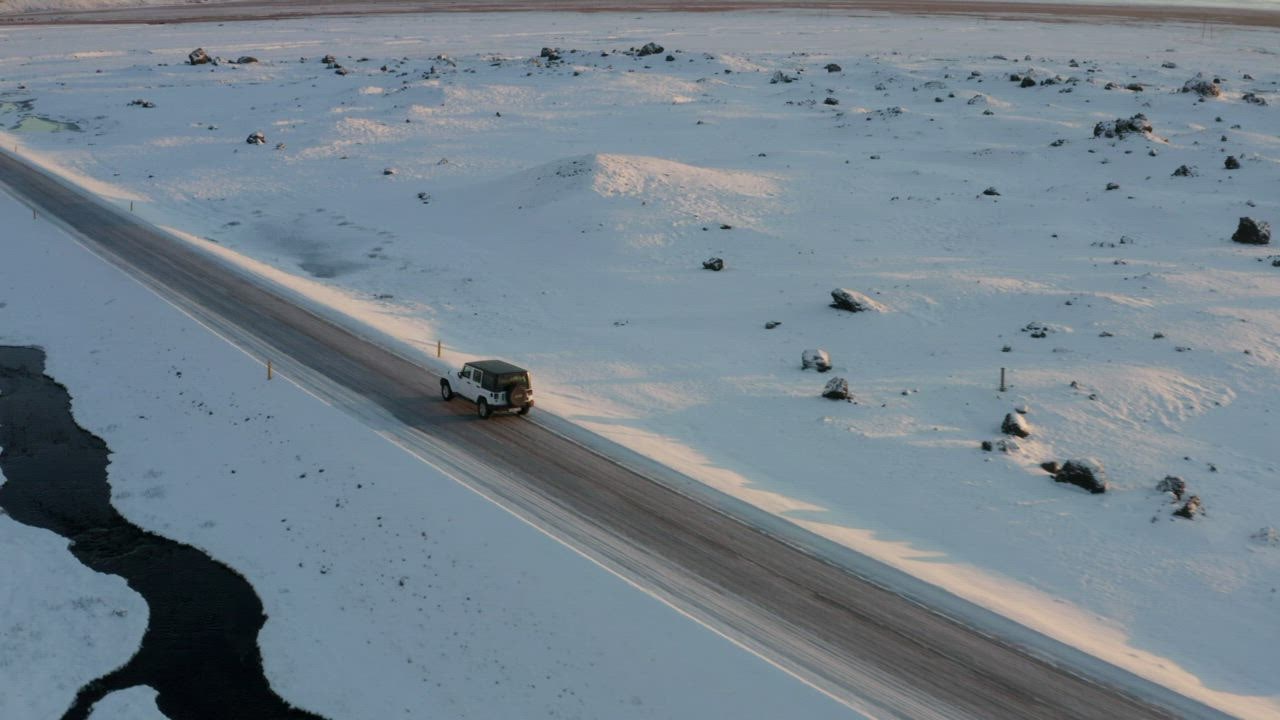 Jeep beper judi bola slot gian jalan di jalan yang dikelilingi oleh salju