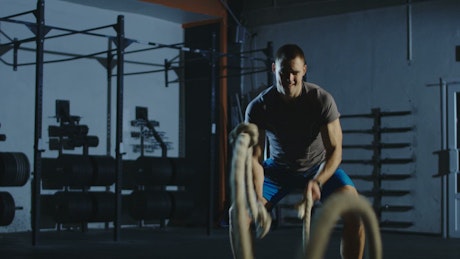 男子在健身房用绳索训练