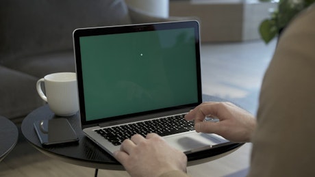 男子在笔记本电脑上使用触摸板