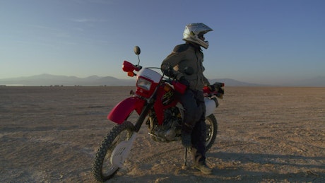 沙漠中的摩托车手