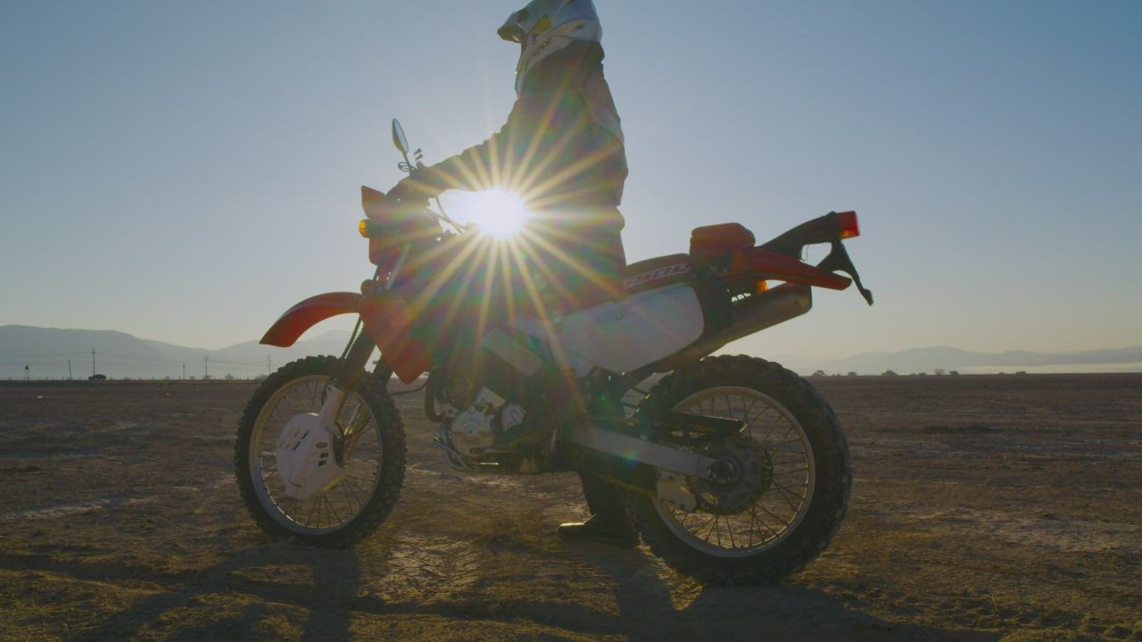 Pengendara sepeda motor yang mempercepat sepeda motor situs judi esport nya - video stok gratis