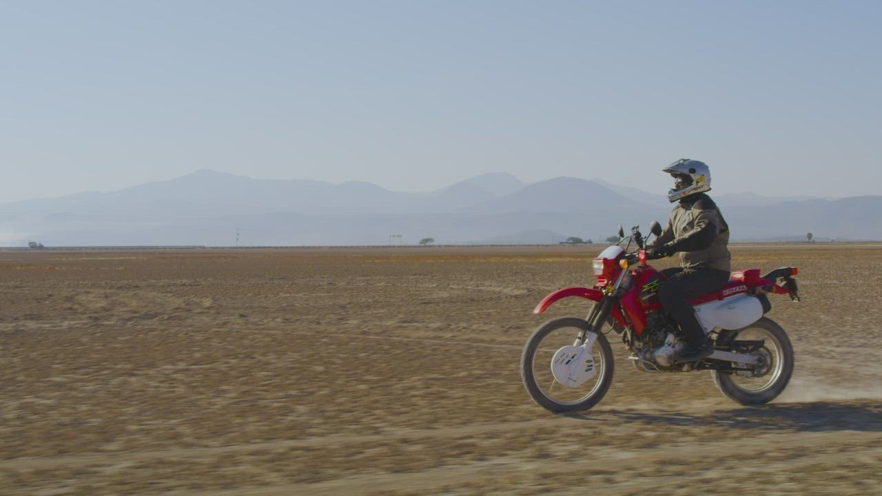 ⁣ live draw pengendara sepeda motor super wuhan melakukan wheelie di padang pasir